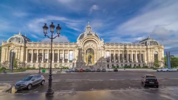 Внешний вид, включая купол музея Пети-Пале, гиперлапс времени в Париже Франция. — стоковое видео
