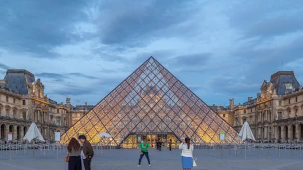 Η πυραμίδα μουσείο του Λούβρου μετά τη δύση του ηλίου μέρα με τη νύχτα timelapse στο Παρίσι, Γαλλία — Αρχείο Βίντεο