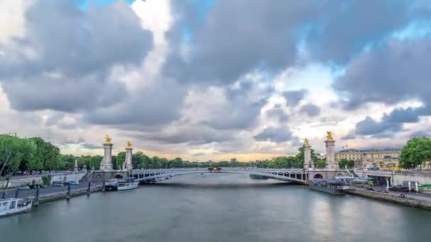 Most Aleksandryjski III rozciągający się na rzece Seine timelapse hyperlapse. Paryż. Francja. — Wideo stockowe