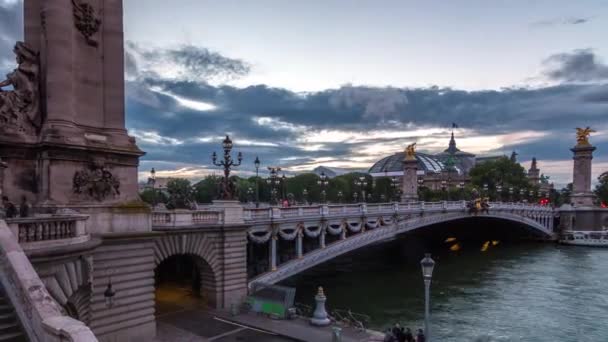 Geceleyin Paris 'teki Alexandre Köprüsü. Gündüzden geceye. Paris, Fransa — Stok video