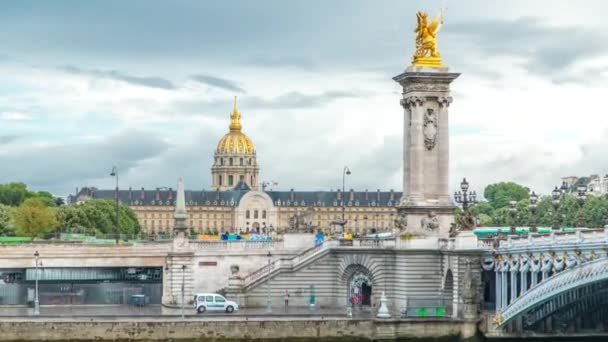 Κυκλοφορία μπροστά από το Les Invalides και Γέφυρα Alexandre III timelapse στο Παρίσι, Γαλλία — Αρχείο Βίντεο