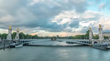 Alexandre III köprüsü Seine nehri boyunca ilerliyor. Paris mi? Fransa.