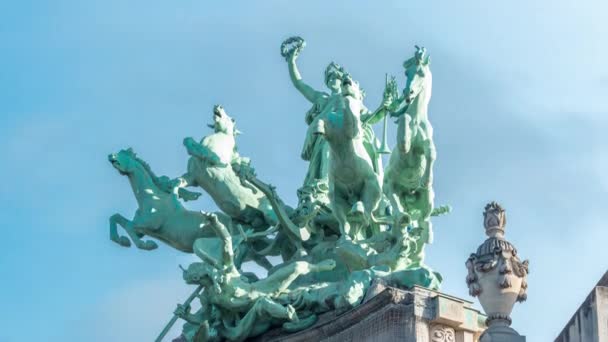 Standbeeld op de top van het Grand Palais op de Champs Elysee timelapse. Parijs, Frankrijk — Stockvideo