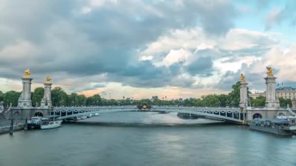 Ponte di Alexandre III che attraversa la linea temporale della Senna. Parigi. Francia. — Video Stock