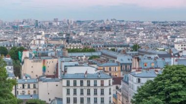 Montmartre 'dan güzel Paris şehir manzarası gece gündüz görülüyor. Paris, Fransa
