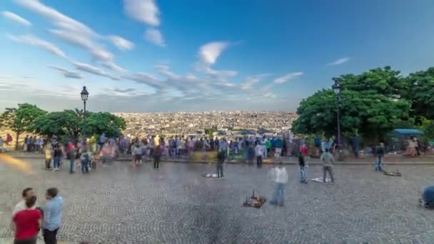 Turistas perto de Sacre coeur de Montmartre catedral timelapse. Vista da cidade do miradouro. — Vídeo de Stock