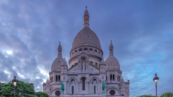 Widok z przodu Sacre coeur Najświętsze Serce katedra dzień do nocy timelapse. Paryż, Francja — Wideo stockowe