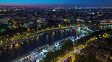 Paris Şehri ve Eiffel Kulesi 'nin tepesindeki Seine Nehri' nin havadan gece görüntüsü