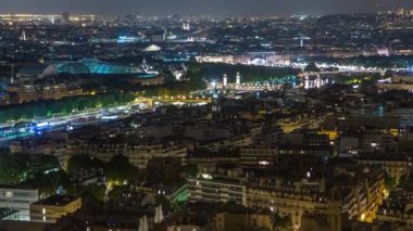 Paris Şehri ve Eiffel Kulesi 'nin tepesindeki Seine Nehri' nin havadan gece görüntüsü
