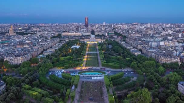 Flygfoto över en stor stad skyline efter solnedgången dag till natt timelapse. Ovanifrån Eiffeltornet. Paris, Frankrike. — Stockvideo