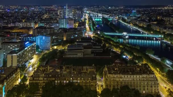 Повітряний нічний годинник з видом на Париж-Сіті і Сену, знятий на вершині Ейфелевої вежі. — стокове відео