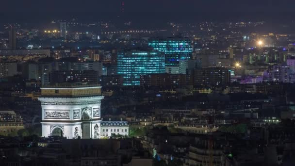 Luftaufnahme von Paris City und Triumphbogen im Zeitraffer auf der Spitze des Eiffelturms — Stockvideo