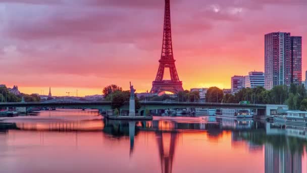 Eiffelova věž východ slunce timelapse s loděmi na řece Seine a v Paříži, Francie. — Stock video