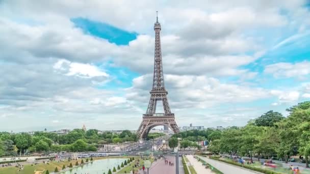 Fontes na famosa praça Trocadero com Torre Eiffel no fundo timelapse. — Vídeo de Stock