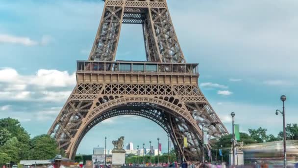 Närbild av första delen av Eiffeltornet timelapse i Paris, Frankrike. — Stockvideo