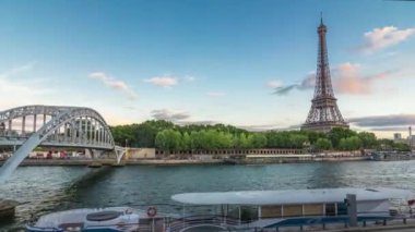 Eiffel kulesi Debilly Footbridge ve Jena köprüsü ile Seine üzerinde akşam zamanı, Paris, Fransa
