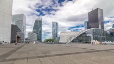 Paris 'te yüksek binalar ve kongre merkezleri ile modern iş ve finans bölgelerini hızlandıran Savunma Zaman Çizelgeleri
