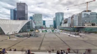 Paris 'te yüksek binalar ve kongre merkezleri ile modern iş ve finans bölgelerini hızlandıran Savunma Zaman Çizelgeleri