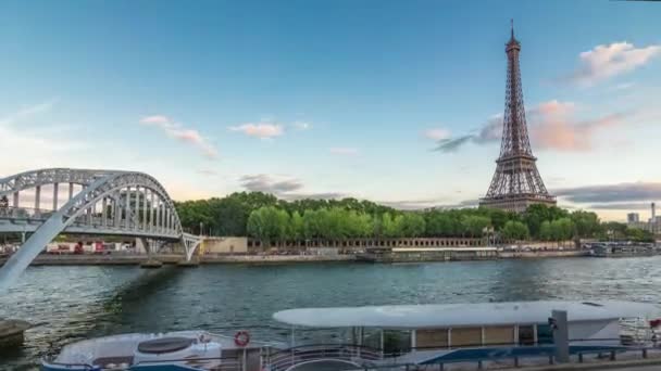 Torre Eiffel con puente Debilly Footbridge y puente Jena sobre el timelapse vespertino del Sena, París, Francia — Vídeos de Stock