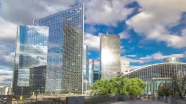 Paris 'te yüksek binalar ve kongre merkezleri ile modern iş ve finans bölgelerini hızlandıran Savunma Zaman Çizelgeleri