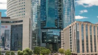 Paris 'teki modern iş ve finans bölgelerini yüksek binalarla donatın.