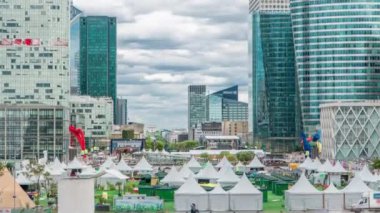 Paris 'in ünlü finans ve iş bölgesinde eşsiz gökdelenler zamanlaması - La Defense.