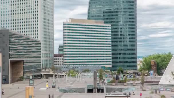 Ουρανοξύστες της Άμυνας timelapse σύγχρονες επιχειρήσεις και οικονομική περιοχή στο Παρίσι με ψηλά κτίρια — Αρχείο Βίντεο