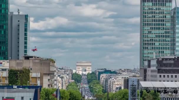 Des gratte-ciel uniques dans le célèbre quartier financier et d'affaires de Paris - La Défense. — Video