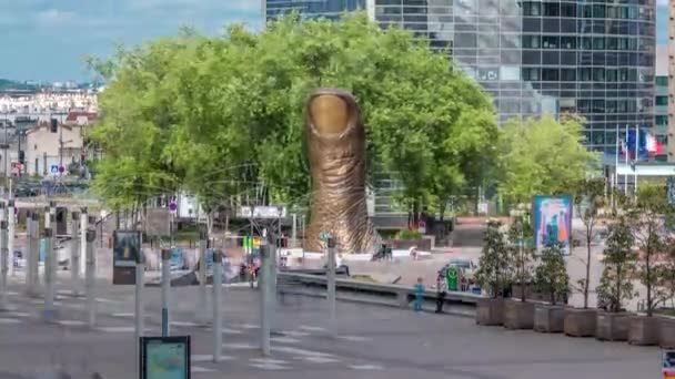 Тумб скульптура Timelapse и башня блока в деловом районе обороны — стоковое видео