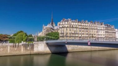 Seine ve Notre Dame de Paris zaman atlaması Paris 'in en ünlü sembollerinden biridir.