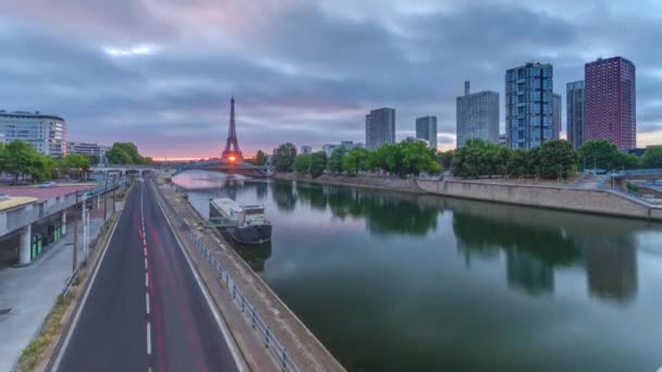 Wieża Eiffla o wschodzie słońca z łodziami na Sekwanie i w Paryżu, Francja. — Wideo stockowe