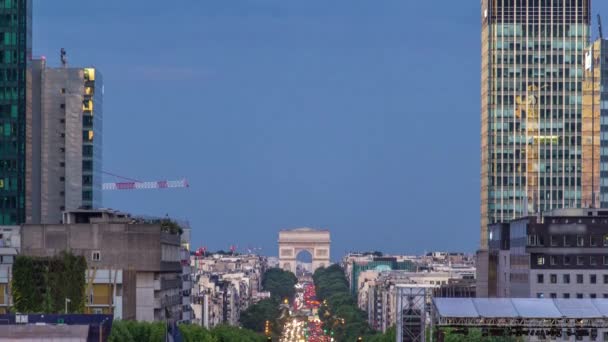 Uitzicht van Grand Arch in Defense zakenwijk naar de Arc de Triumph dag tot nacht timelapse, Parijs, Frankrijk — Stockvideo