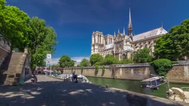 Seine and Notre Dame de Paris timelapse hyperlapse - одна з найвідоміших символів Парижа. — стокове відео