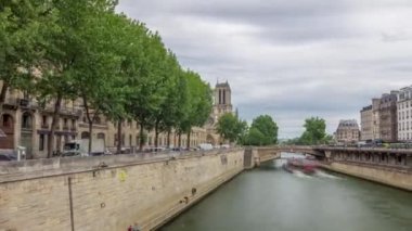 Notre Dame de Paris ve Seine zaman atlaması Paris 'in en ünlü sembollerinden biridir.
