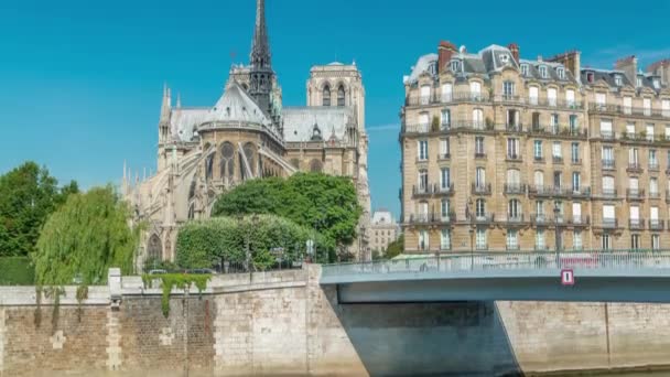 Seine und Notre Dame de Paris Zeitraffer ist eines der berühmtesten Symbole von Paris — Stockvideo