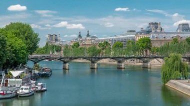 Turistik tekne, Paris 'teki Seine Nehri' ndeki tekne istasyonunda Pont des Arts 'ın altından geçiyor..