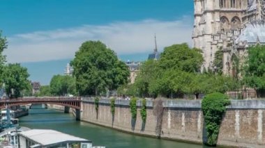 Sen with Double Bridge ve Notre Dame de Paris zaman dilimi Paris 'in en ünlü sembollerinden biridir.