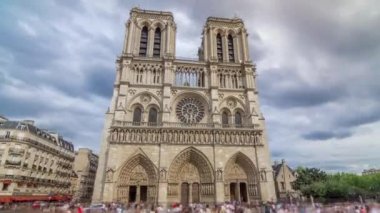 Fransa 'nın başkenti Paris' teki Cite Adası 'ndaki bir ortaçağ Katolik katedrali olan Notre-Dame de Paris' in zaman atlaması.