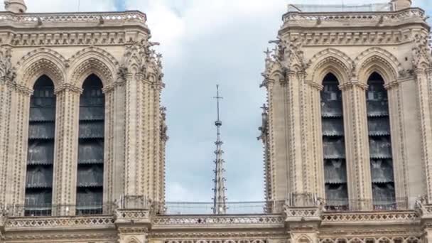 Top of Notre-Dame de Paris timelapse, en medeltida katolsk katedral på Cite Island i Paris, Frankrike — Stockvideo
