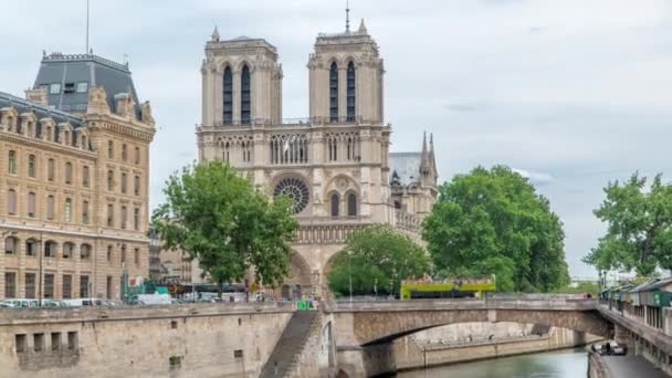 ノートルダム大聖堂とセーヌ川のタイムラプスは、パリの最も有名なシンボルの1つです。 — ストック動画