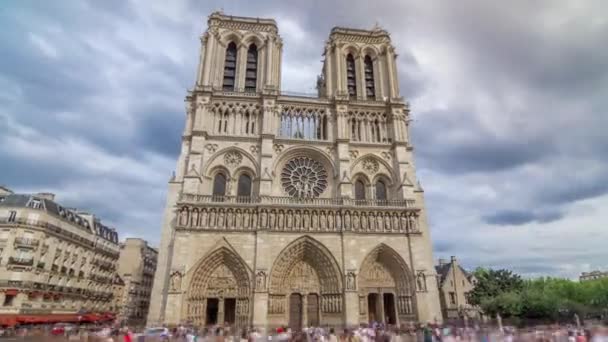 Vista frontal de Notre-Dame de Paris timelapse hyperlapse, una catedral católica medieval en la isla de Cite en París, Francia — Vídeo de stock