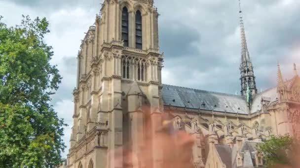 Zeitraffer Notre-Dame de Paris, eine mittelalterliche katholische Kathedrale auf der Insel Cite in Paris, Frankreich — Stockvideo