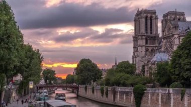 Paris Katedrali Notre Dame de Paris, Fransa 'da gün batımından sonra gece gündüz.