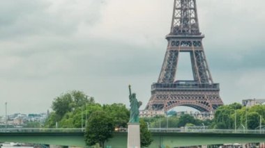 Özgürlük Anıtı ve Eyfel Kulesi Zamanı. Paris, Fransa