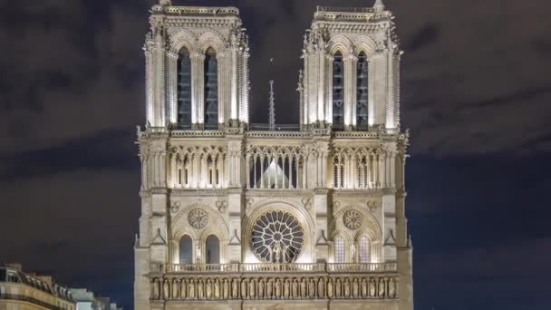 Vista nocturna de Notre Dame de Paris timelapse, Francia y plaza frente a la catedral con gente — Vídeo de stock