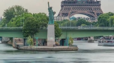 Özgürlük Anıtı ve Eyfel Kulesi Zamanı. Paris, Fransa