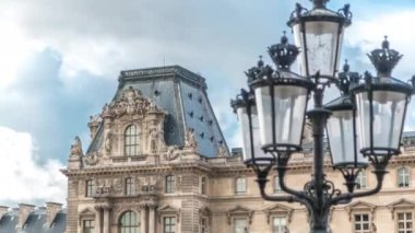 Galeri girişi, sokak lambası ve ünlü Louvre Müzesi ve Galeri zaman çizelgesi mimarisi, Paris, Fransa