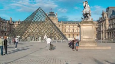 14. Louis heykeli Paris, Fransa 'daki Louvre Müzesi zaman çizelgesinde..