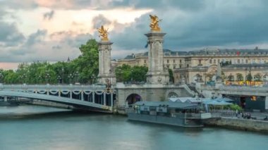 Alexandre III köprüsü Seine nehri boyunca ilerliyor. Paris mi? Fransa.