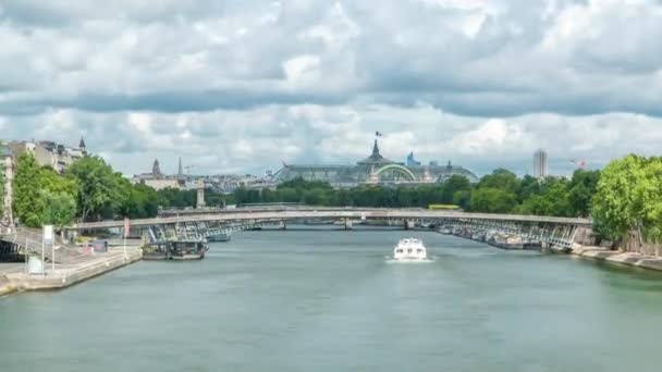 Blick auf die Ausstellungshalle Grand Palais und Boote auf der Seine vom Zeitraffer der Königlichen Brücke aus gesehen. — Stockvideo